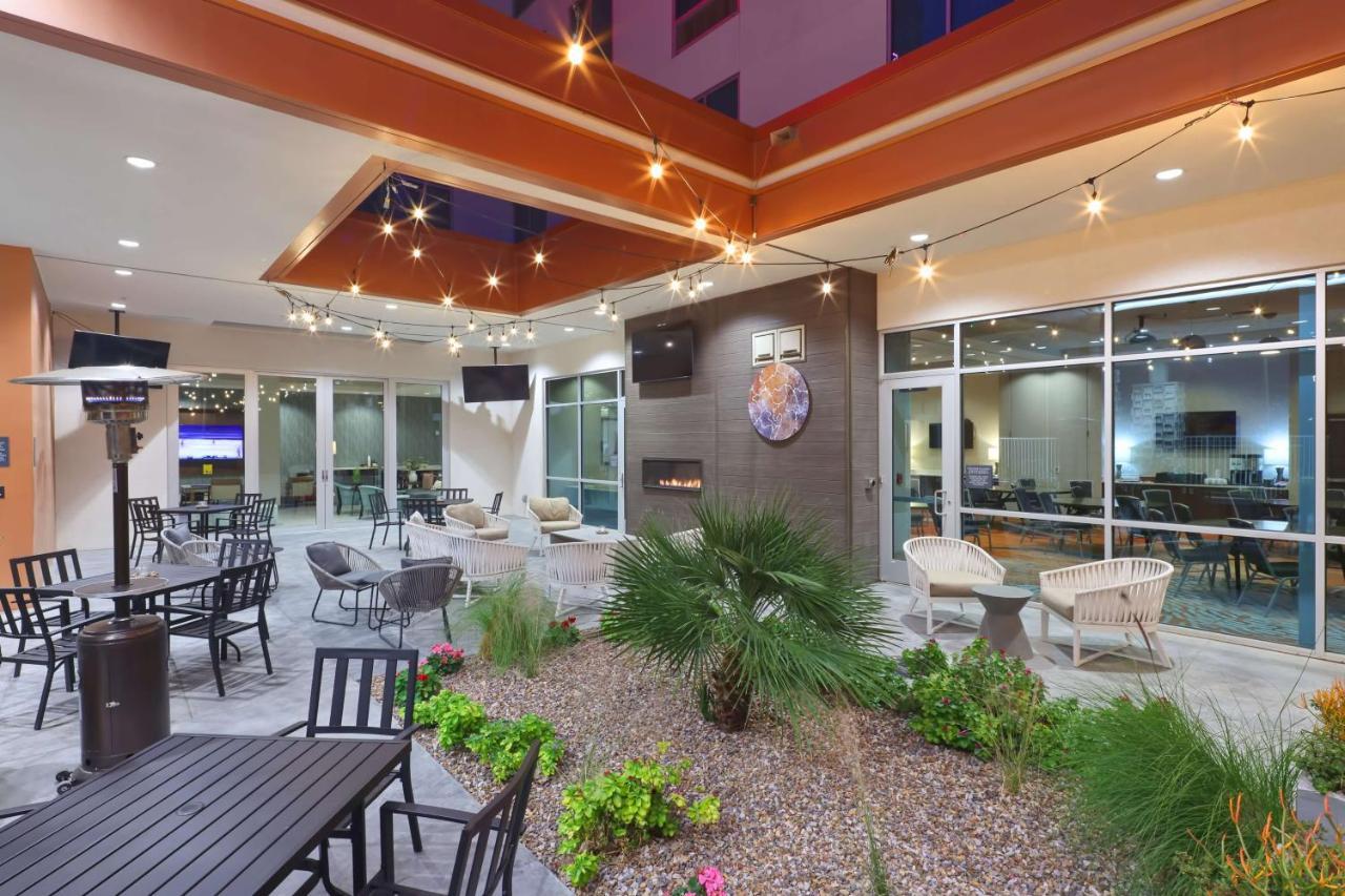 Hilton Garden Inn Chandler Downtown Екстериор снимка