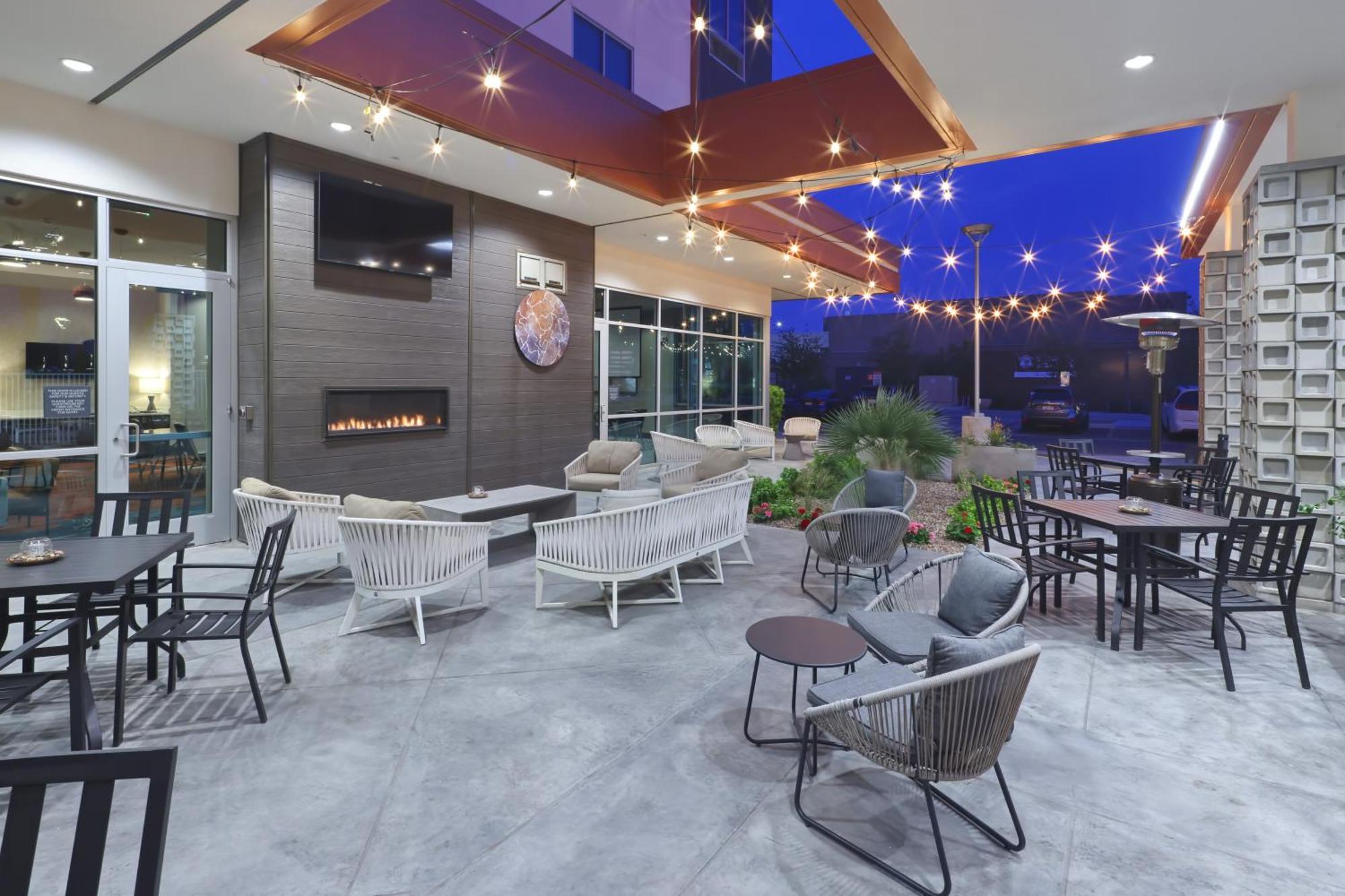 Hilton Garden Inn Chandler Downtown Екстериор снимка